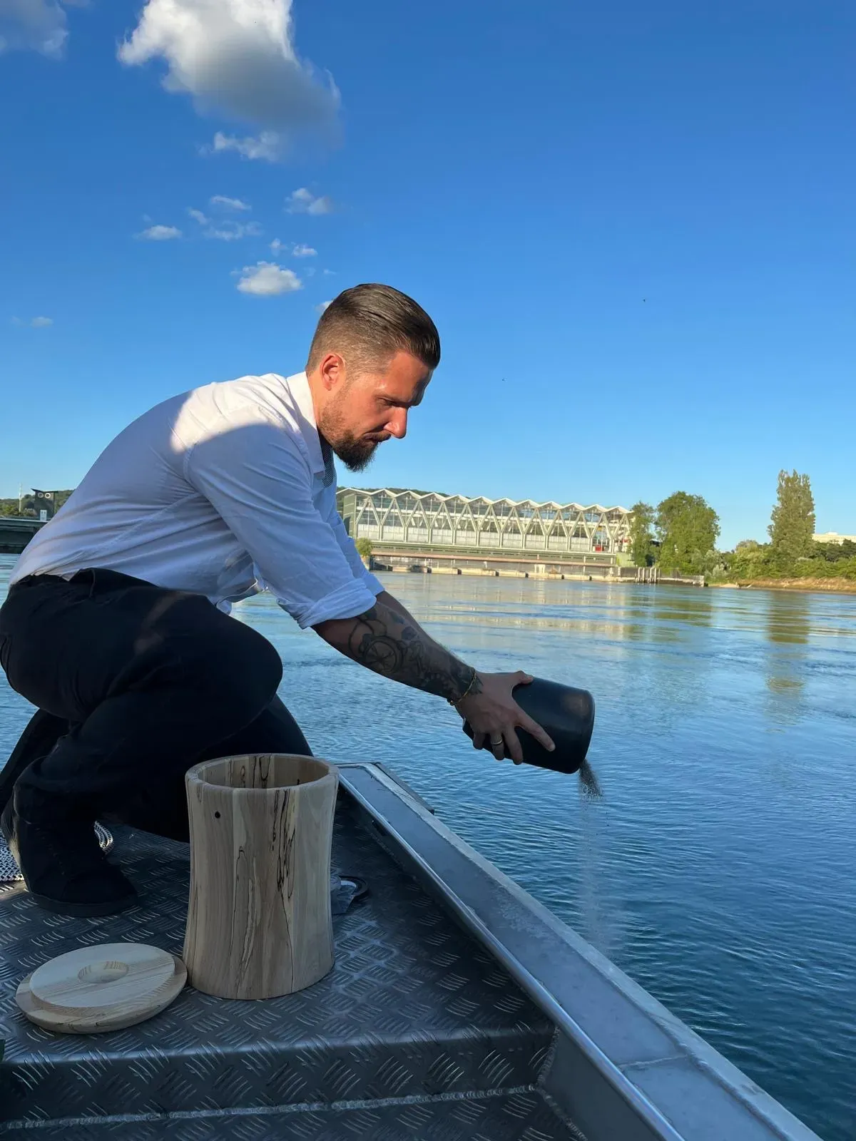 Trauerredner Stefan Kramberg bei einer Urnenbeisetzung auf dem Rhein bei Basel