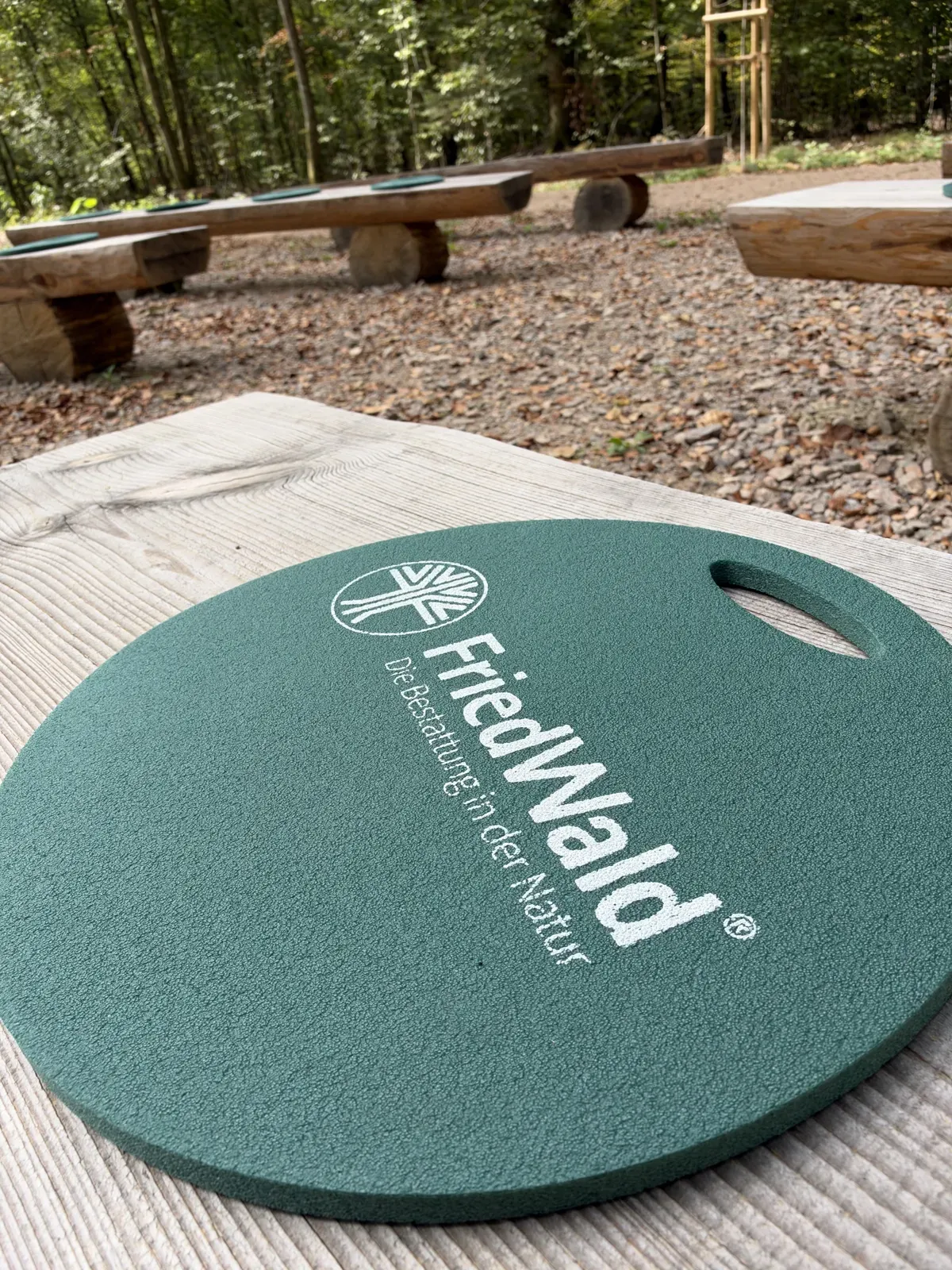 Andachtsplatz im FriedWald Rümmingen mit Holzbänken und Sitzkissen