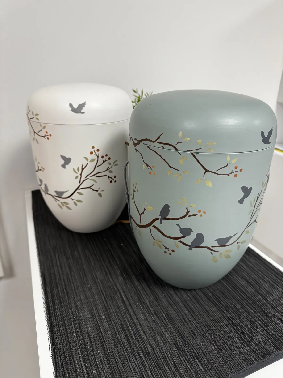 Zwei Urnen mit Vogelmotiv für eine Beisetzung