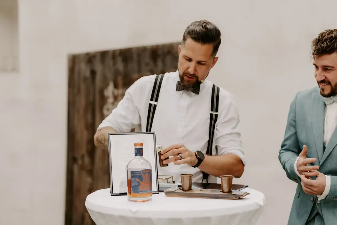 Trauredner Stefan Kramberg bereitet das Whisky-Ritual für das Brautpaar vor