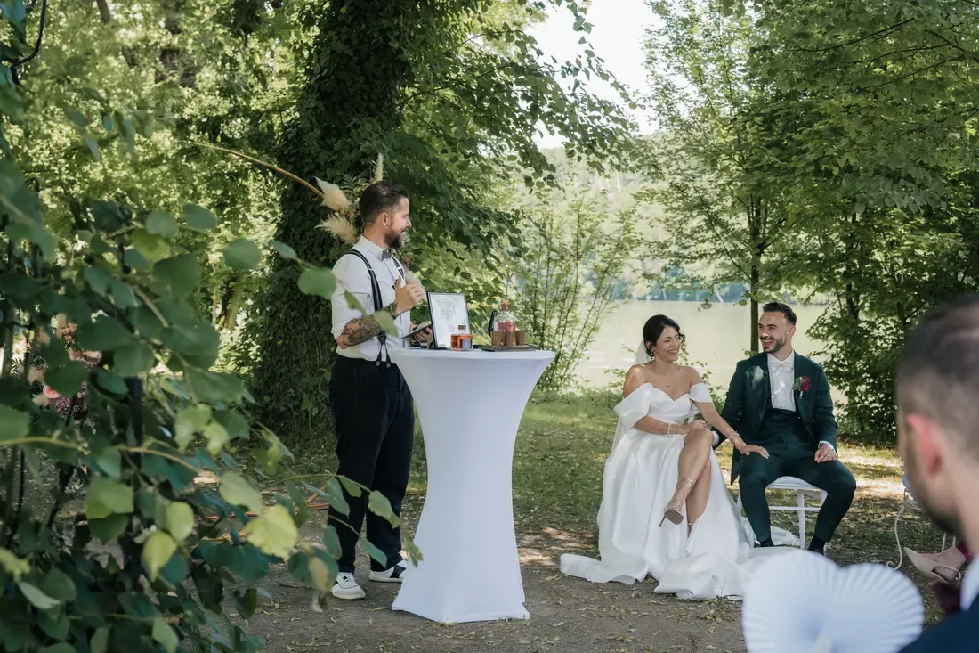 Freie Trauung unter alten Bäumen im Park von Schloss Beuggen am Rhein