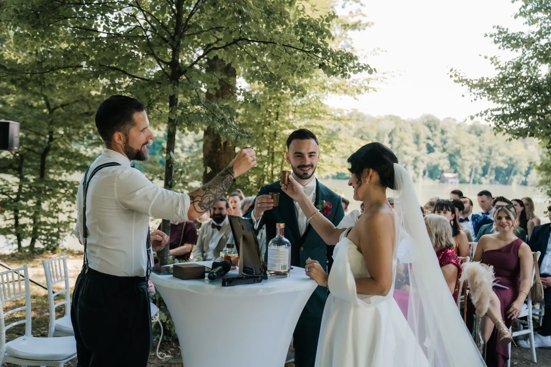 Trauredner Stefan Kramberg beim Whisky-Ritual mit der Braut auf Schloss Beuggen in Rheinfelden