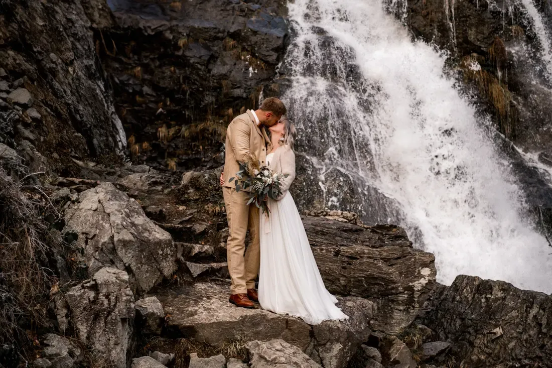 Brautpaar vor dem Todtnauer Wasserfall im Schwarzwald