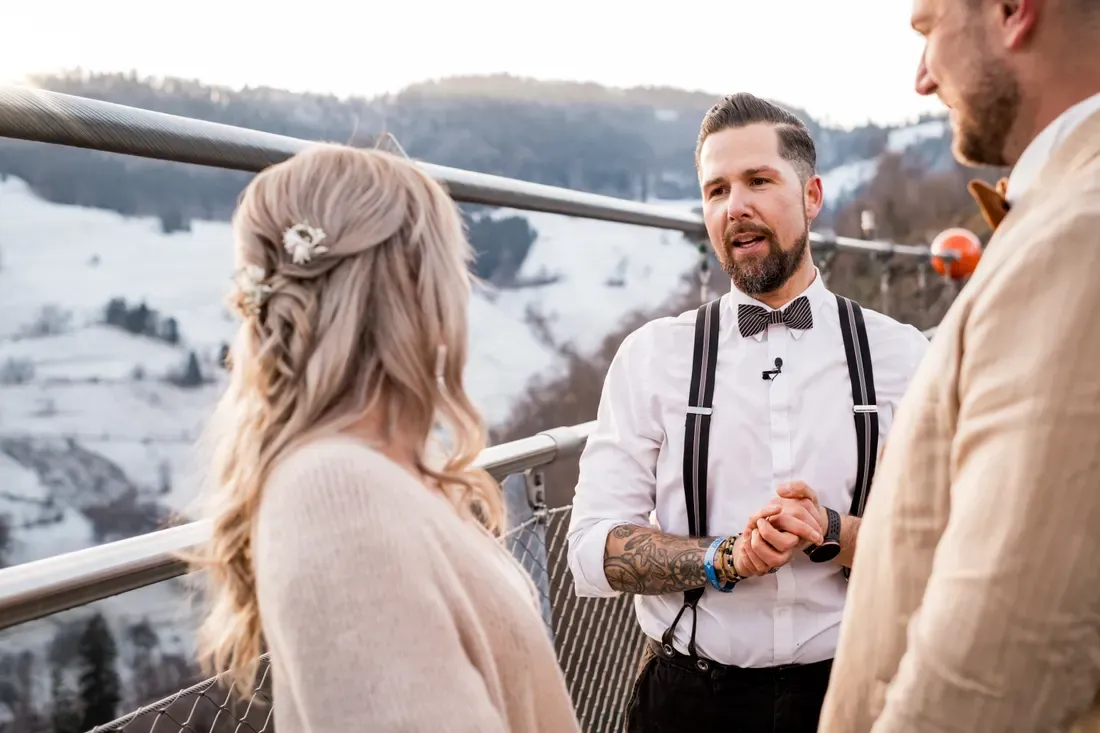 Trauredner Stefan Kramberg spricht zum Brautpaar auf der Hängebrücke in Todtnau