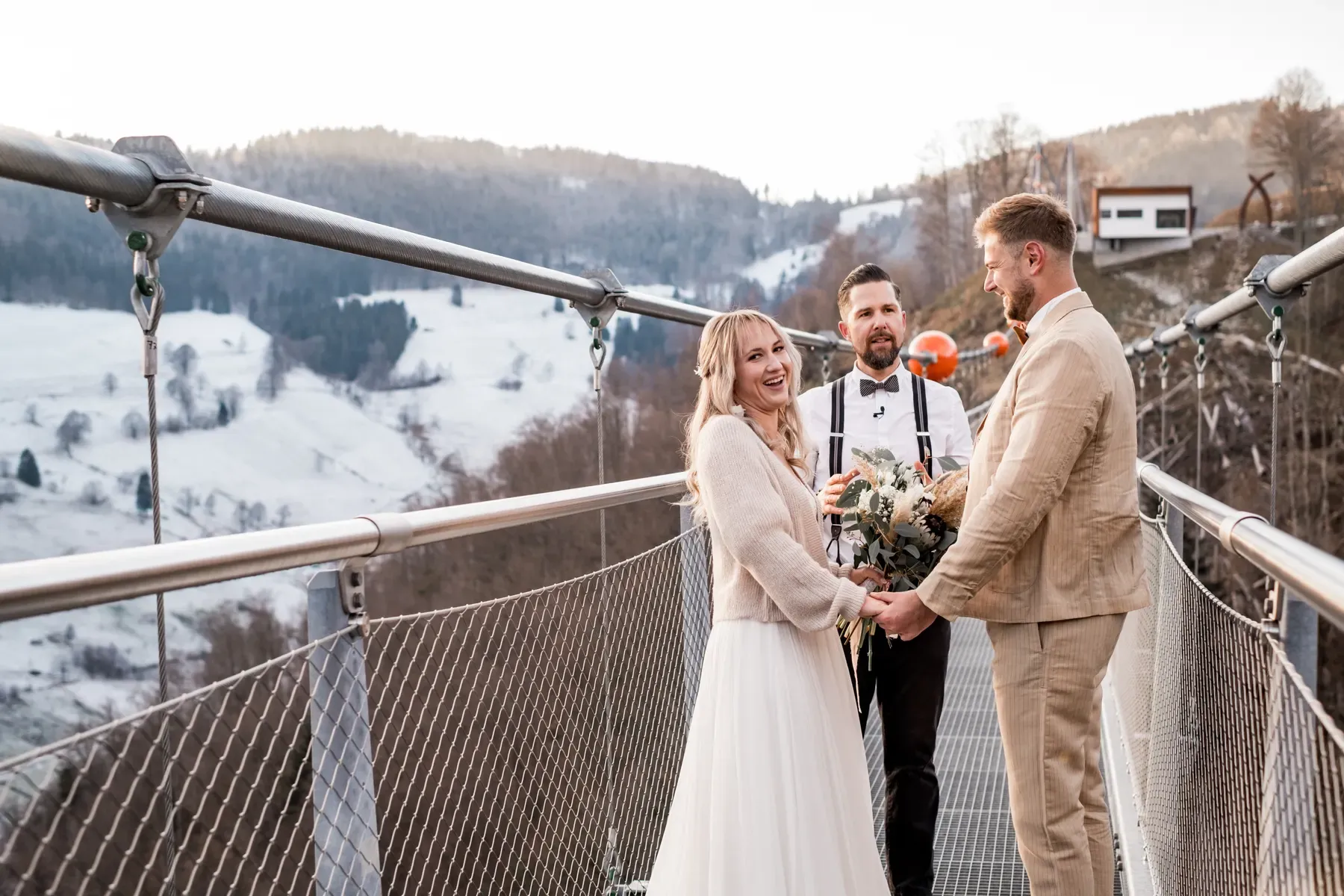 Trauredner Stefan Kramberg bei einer Trauung auf der Hängebrücke Blackforestline in Todtnau im Schwarzwald