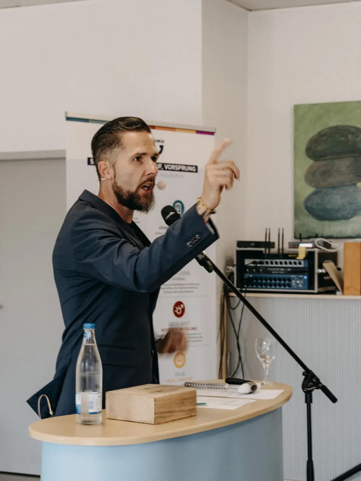 Moderator Stefan Kramberg am Rednerpult bei der Feier 50 Jahre bbv Akademie
