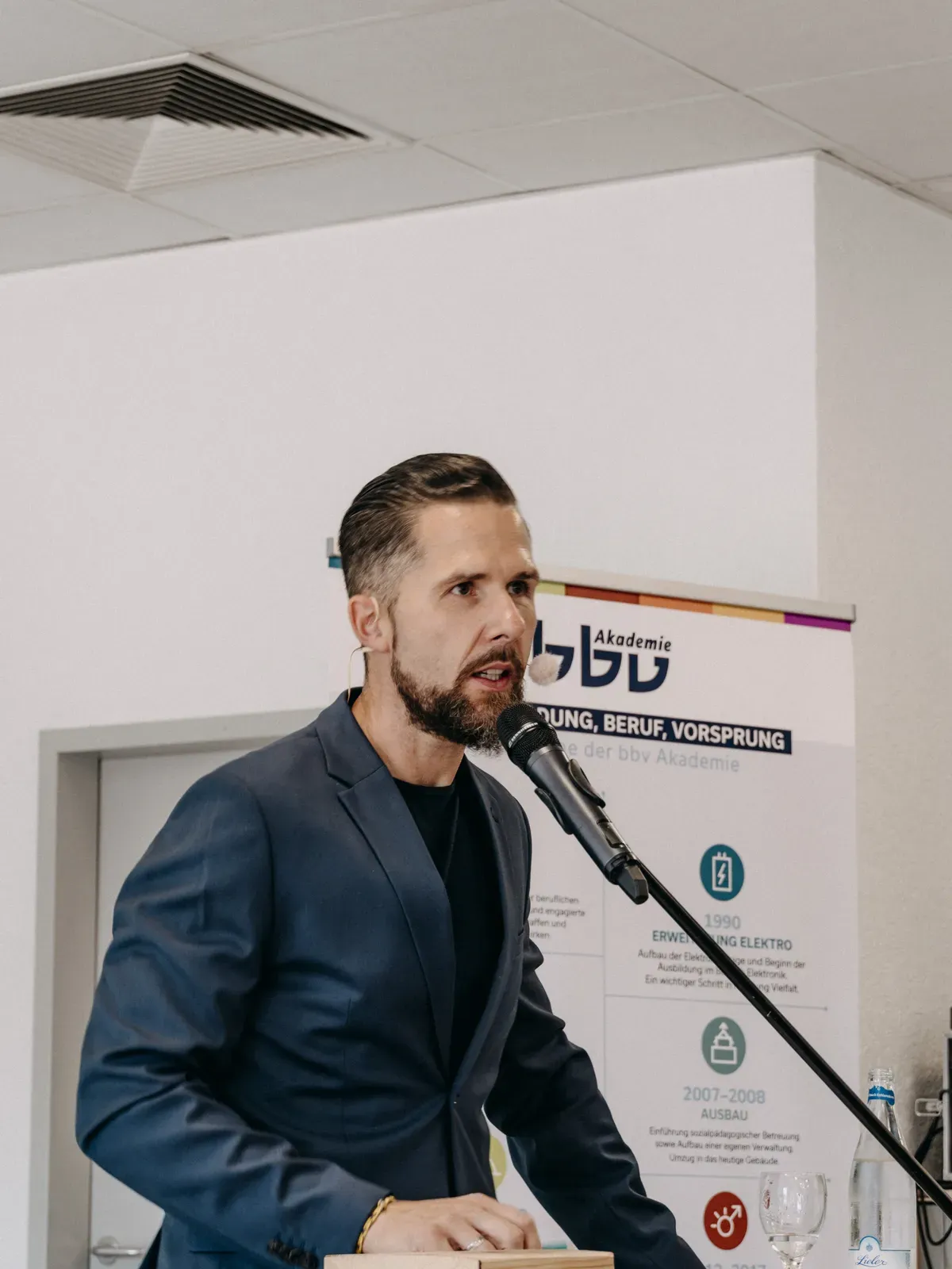 Moderator Stefan Kramberg am Mikrofon bei der Feier 50 Jahre bbv Akademie