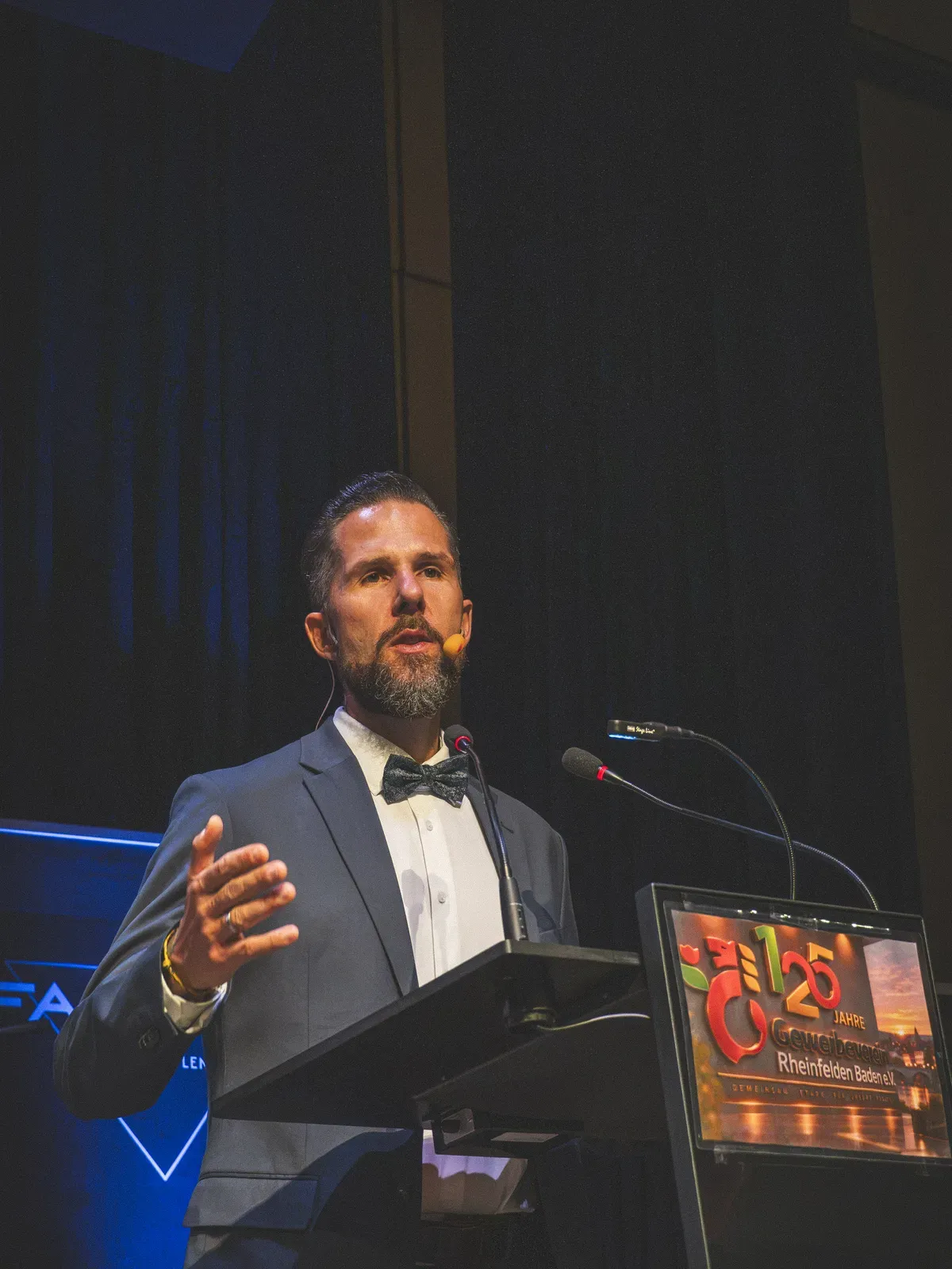 Moderator Stefan Kramberg am Rednerpult beim Jubiläumsball 125 Jahre Gewerbeverein Rheinfelden