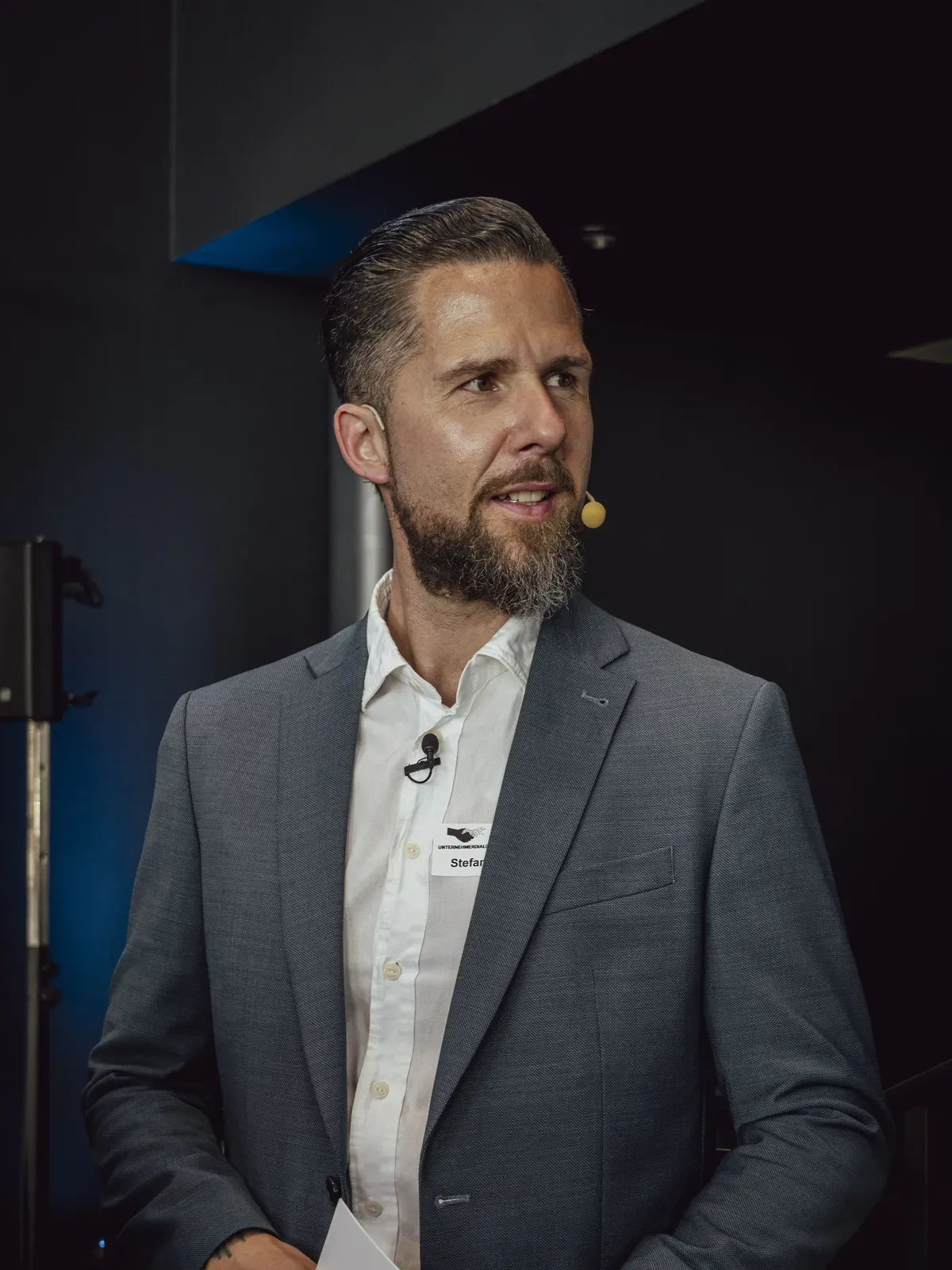 Moderator Stefan Kramberg mit Moderationskarte beim Unternehmerdialog