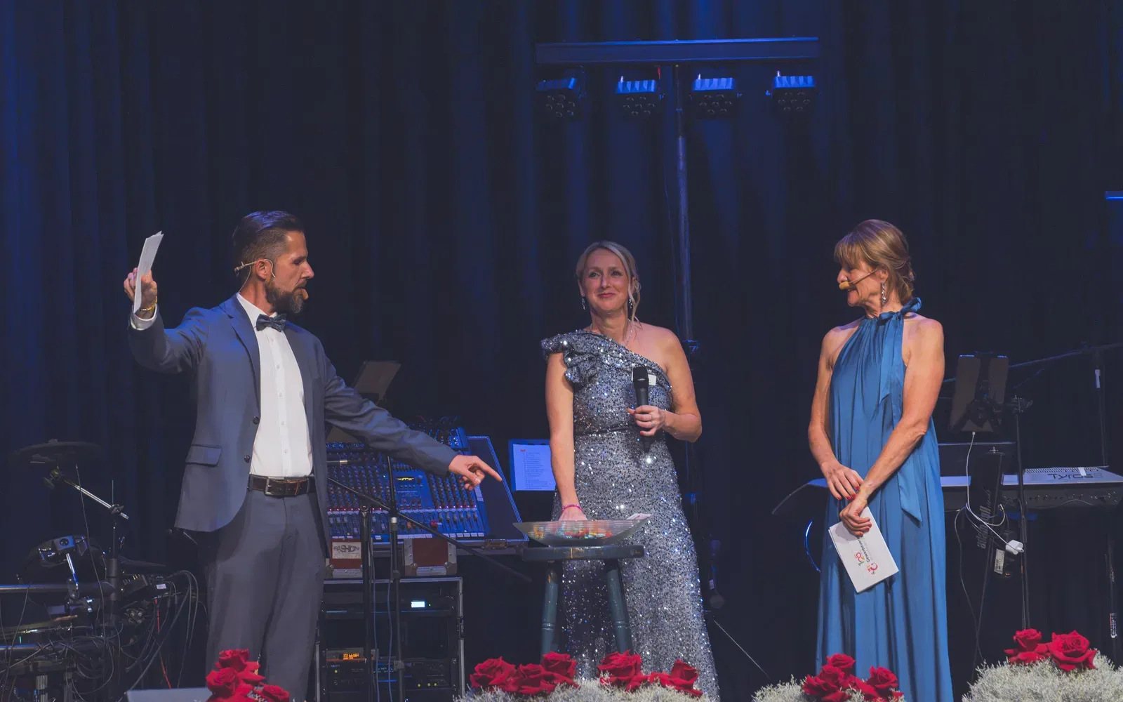 Moderator Stefan Kramberg führt beim Jubiläumsball 125 Jahre Gewerbeverein Rheinfelden durch das Programm