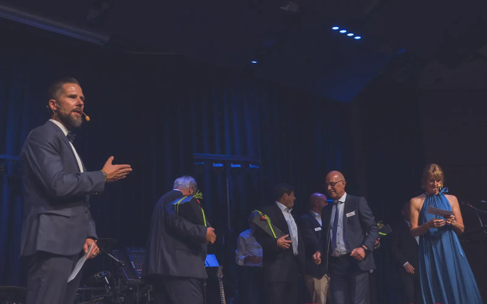 Moderator Stefan Kramberg führt durch eine Ehrung beim Jubiläumsball 125 Jahre Gewerbeverein Rheinfelden