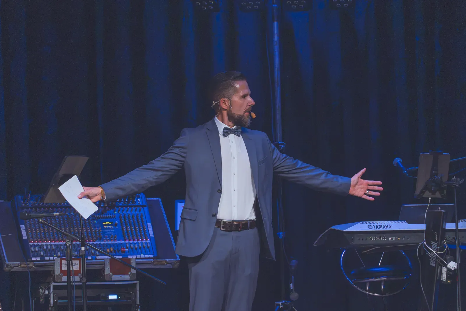 Moderator Stefan Kramberg im Smoking auf der Bühne beim Jubiläumsball 125 Jahre Gewerbeverein Rheinfelden