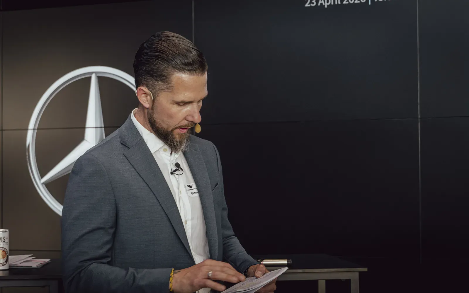 Moderator Stefan Kramberg bereitet sich beim Unternehmerdialog auf die Podiumsdiskussion vor
