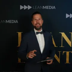 Stefan Kramberg als Moderator auf der Bühne einer Gala