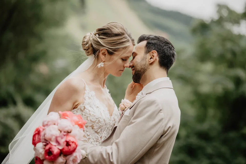 Brautpaar mit Blumenstrauß – Hochzeitsfoto von Anna Huber