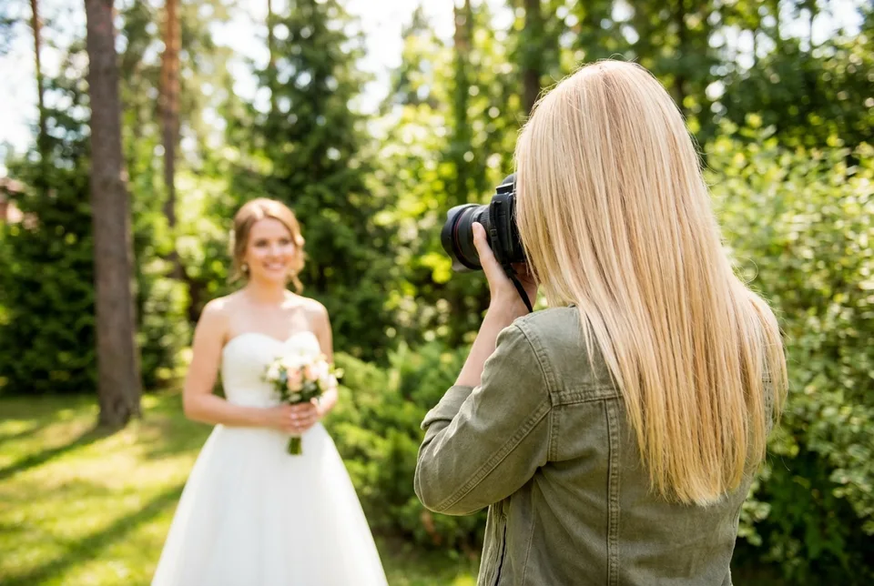 Hochzeitsfotografin fotografiert eine Braut im Wald