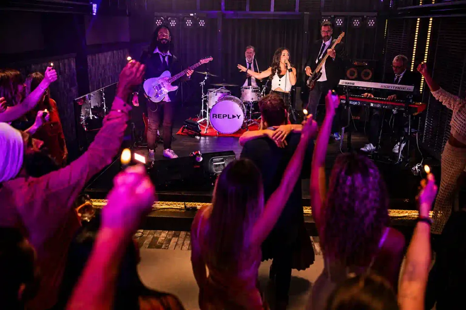 Liveband Replay bei einem Auftritt vor Publikum