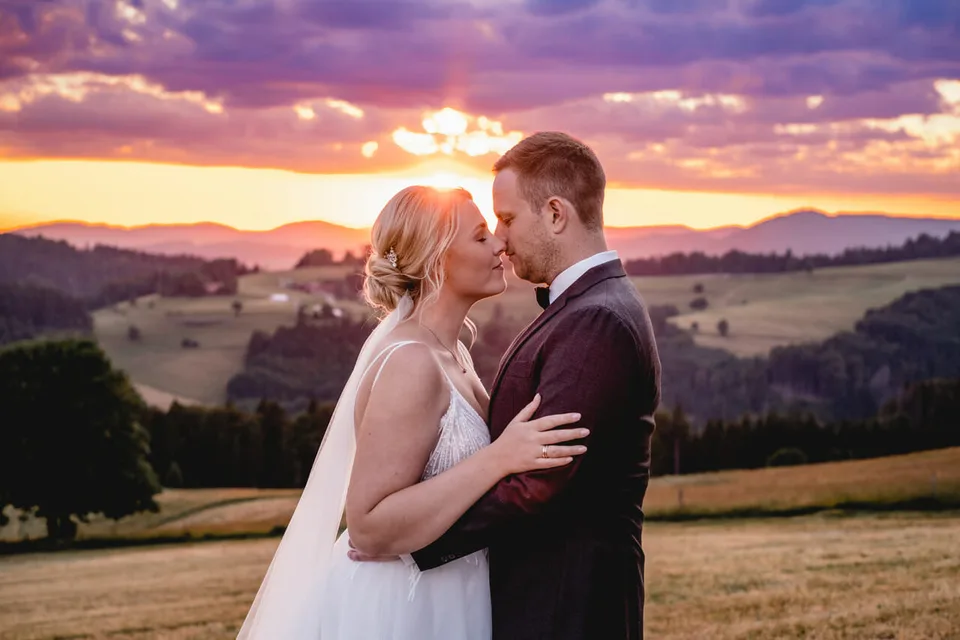 Brautpaar bei Sonnenuntergang – Hochzeitsfoto von Sarah Heckendorn